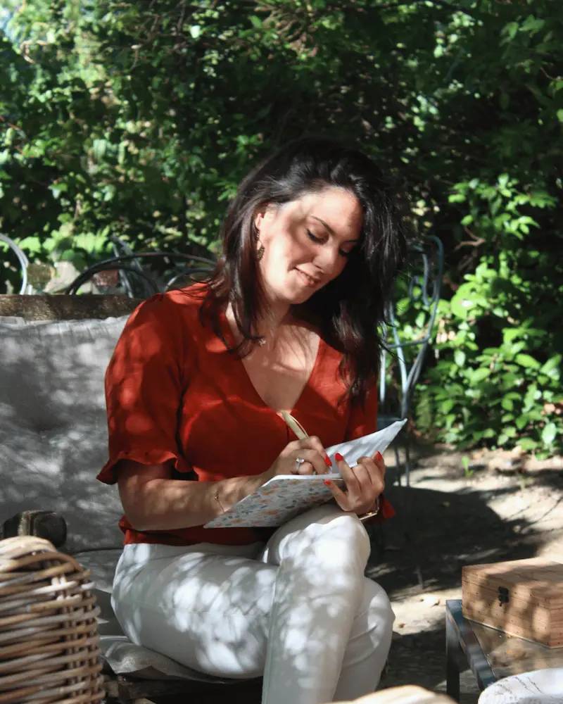 Eva GAUBIAC prend des notes lors d'une séance de coaching individuelle ou collective